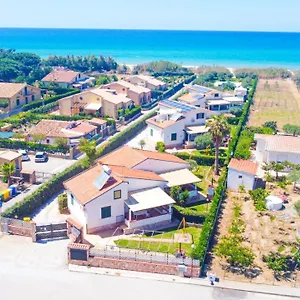 Ferienhaus Vacanze Mare Nostrum - In Front Of The With Pool Campofelice Di Roccella